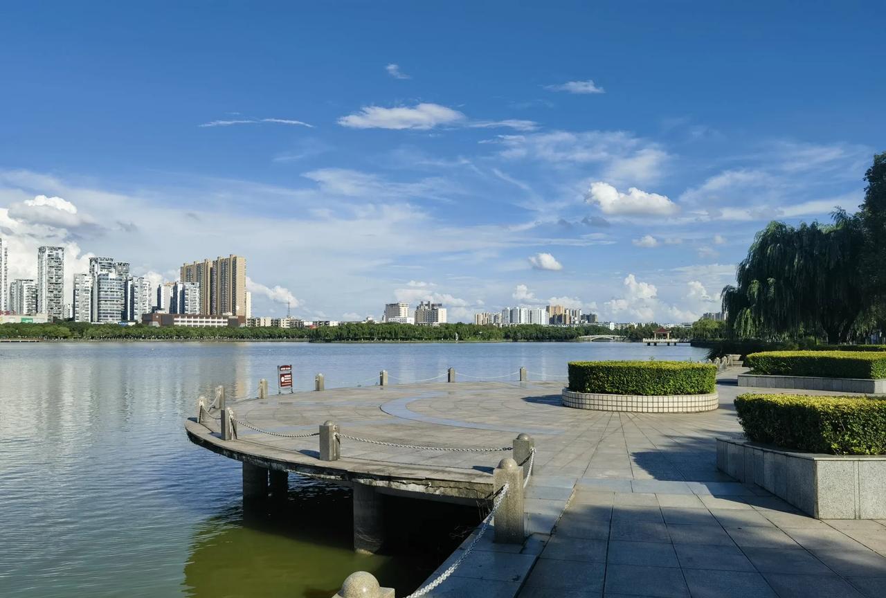 #湖边美景随手拍。#
晴空万里，蓝天白云，湖光潋滟，美不胜收。
夏日炎炎，澄碧湖