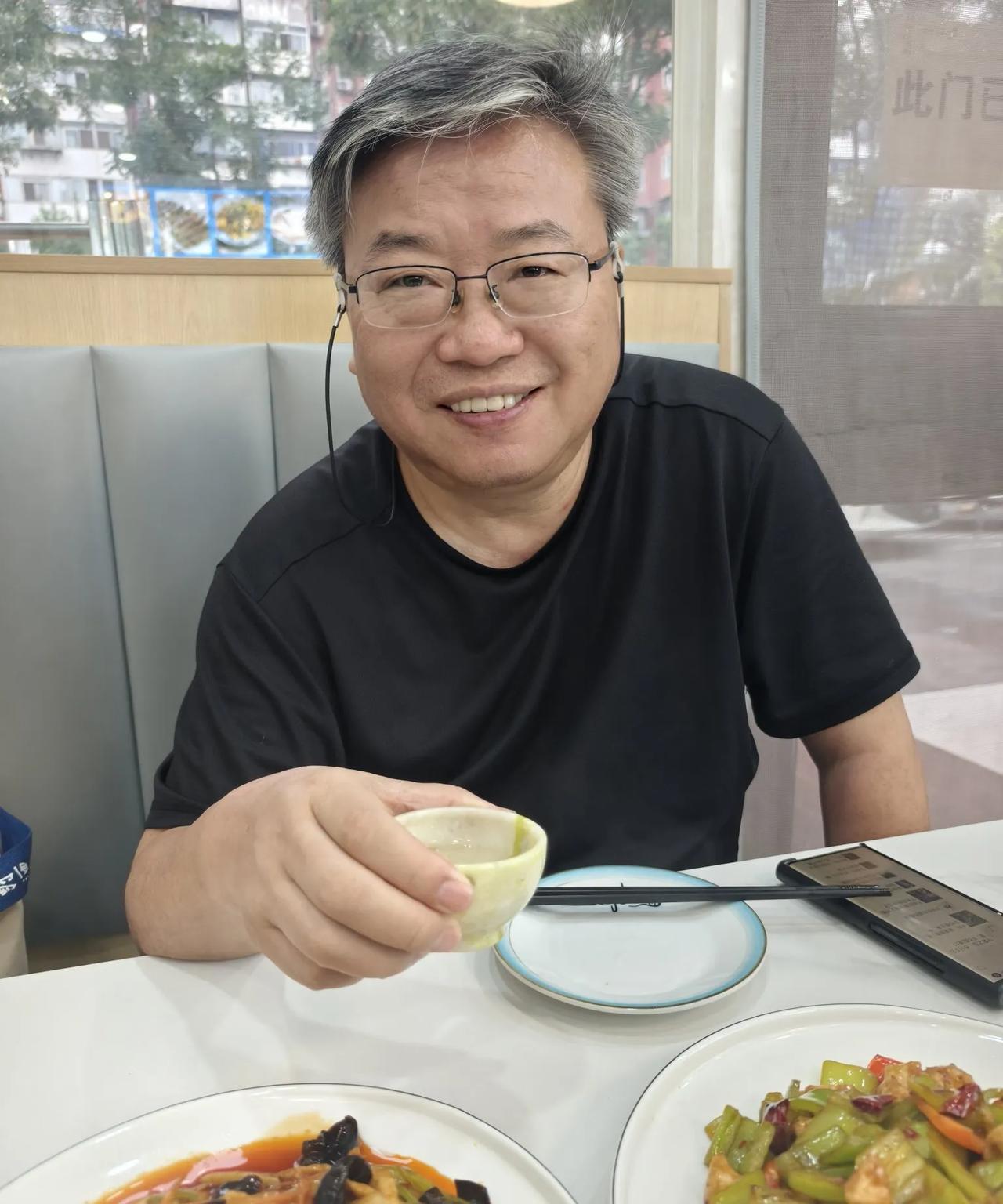 我上学时读康德，最大的收获，就是将康德理论自我庸俗化，在批评批判别人之前，首先自