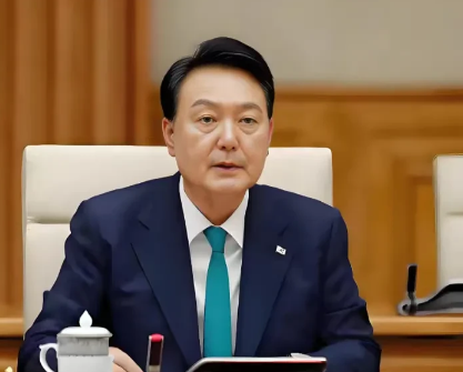尹锡悦脱衣躺地拒捕，为了对抗特检组，他已经不要脸了，放弃了体面，放弃了尊严，俨然
