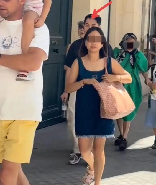 60岁张曼玉与男子同游巴黎，港风打扮像30岁，气质很灵气有少女感！