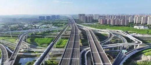 14亿中国人养不起高速？8年亏空6万亿，美国高速免费却能盈利。美国的高速随便上，
