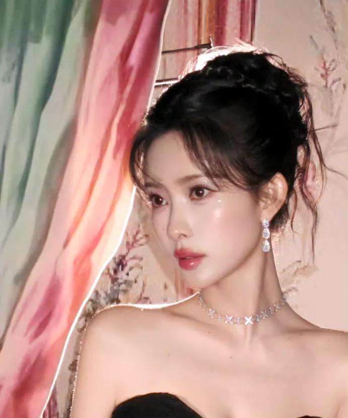 孟子义：“玫瑰公主”美炸天！
天呐噜，孟子义又双叒叕美出圈啦！这次“玫瑰公主”造