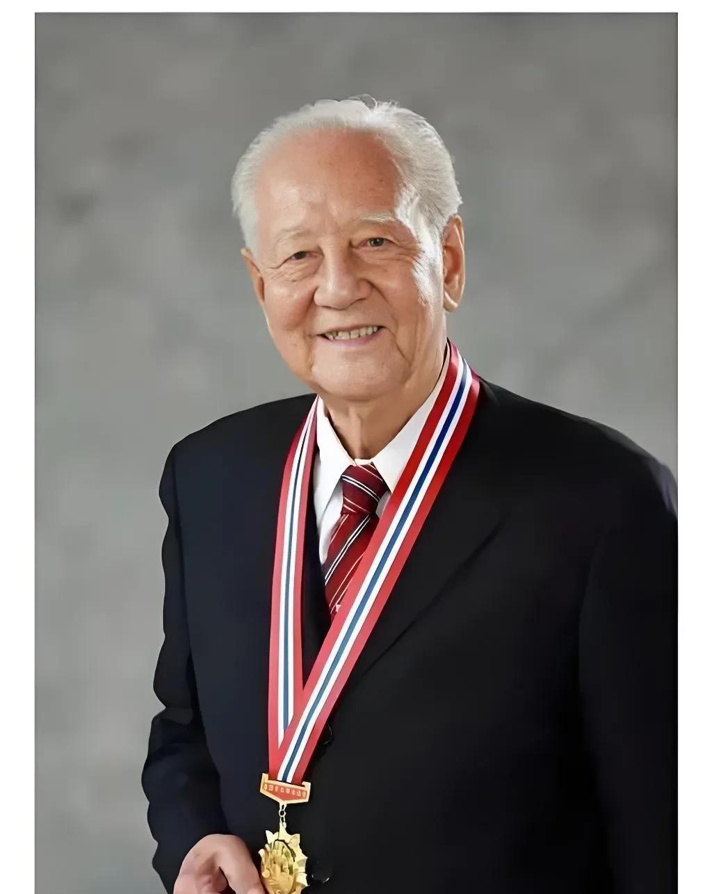 国之栋梁，国士无双，致敬黄老，一路走好！
第一：中国核潜艇之父黄老太不容易了，曾