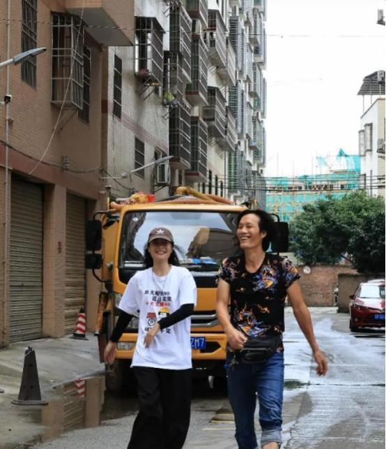 “我淘粪养你啦”！一00后女孩曾在深圳月薪5万，一次深夜崩溃后，父亲仅凭借一句话