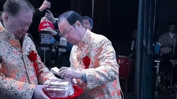 一言不合打赏一万炒两个菜，捐1500万给村里修祠堂