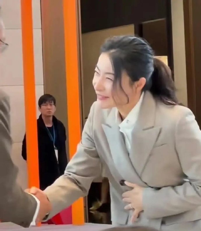 有人说郭晶晶挤不进香港的贵妇圈，好离谱，她的圈子是那些贵妇的家主才有资格进去的 