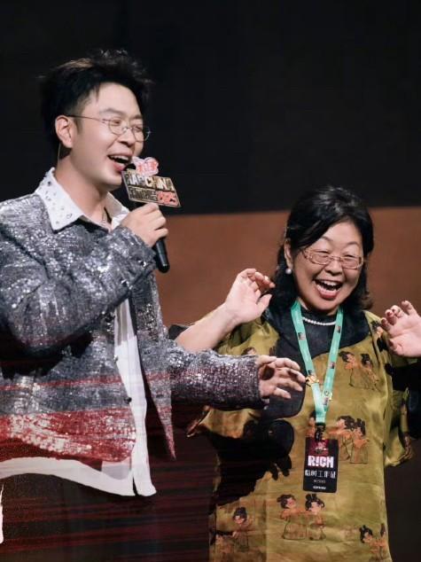 怎么看杜妈都有点像男扮女装的杜海涛！