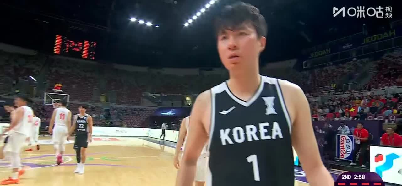 韩国队瘦弱的李贤重被打成红莲关公，上半场11分有胡明轩糊涂助攻

李贤重是韩