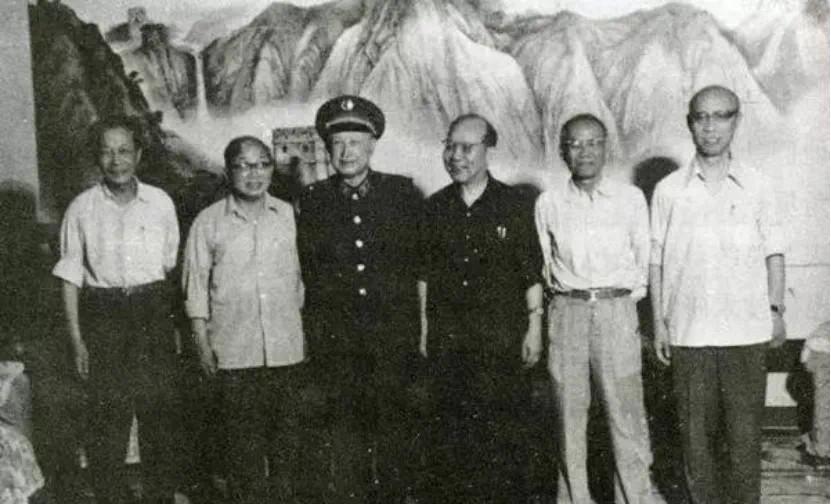 航天专家的合影，左起：黄纬禄、屠守锷、钱学森、梁守槃、任新民、庄逢甘。他们个个都