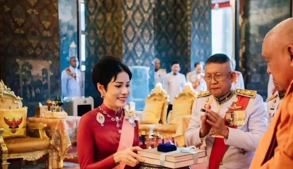 诗妮娜的封神时刻是2019年，那一年她三喜临门——一喜是泰王生日让她负责主持，二