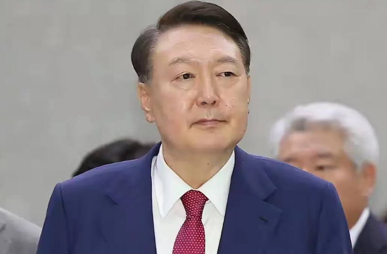 尹锡悦太没有骨气了，根本不像男人！
首尔检察院去拘留所提审他时，他扒着门不愿走，