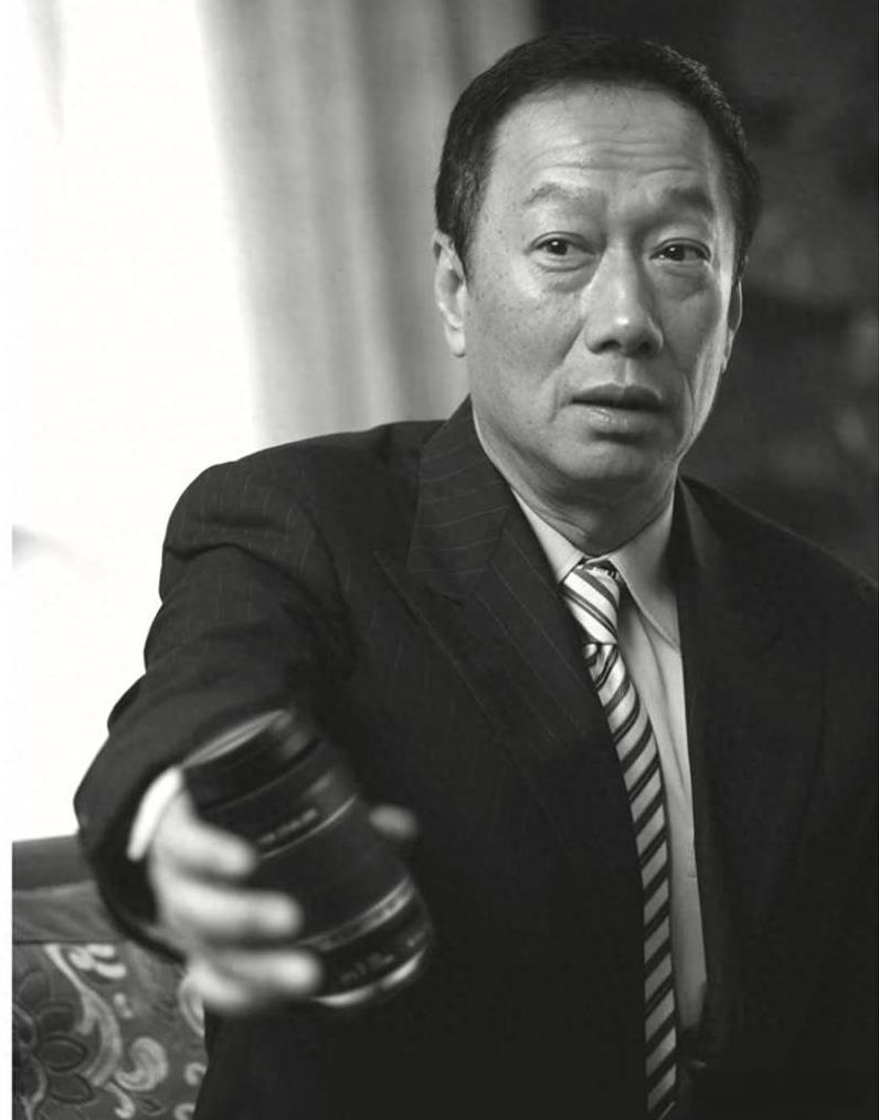1978年，28岁的郭台铭，只穿一条大花裤衩，看起来很颓废。那个小男孩，是郭台铭