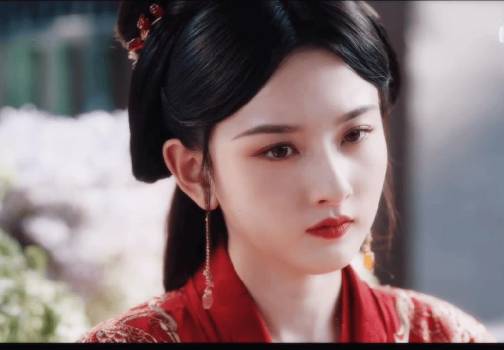 小乔幸好姓乔。如果姓张，那就是小张。
小张一听就是命苦的打工人。
小张大张不像容