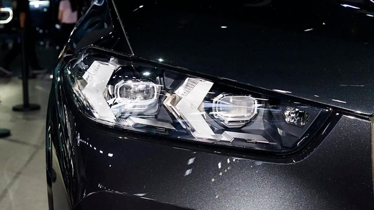 宝马旗舰SUV标杆，与卡宴同级，优惠后55万，标配3.0T+空气悬架