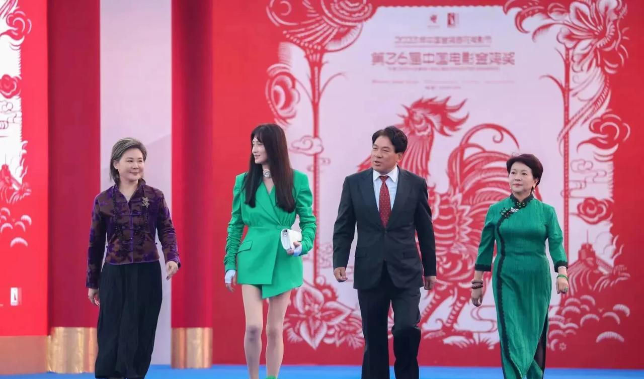 这四位都是八十年代红极一时的电影明星，如今虽老了，但一个个精神抖擞，走路的这气势