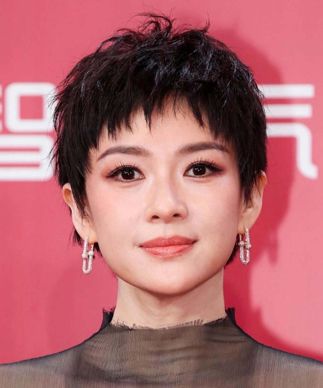 章子怡短发亮相，惹争议？
在上海国际电影节开幕红毯，一头短发亮相的章子怡一出场，
