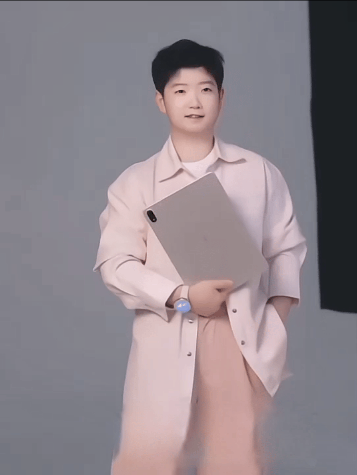 孙颖莎拍广告终于穿对了衣服，这身很适合！
莎莎代言多个品牌，拍摄广告时的衣服都