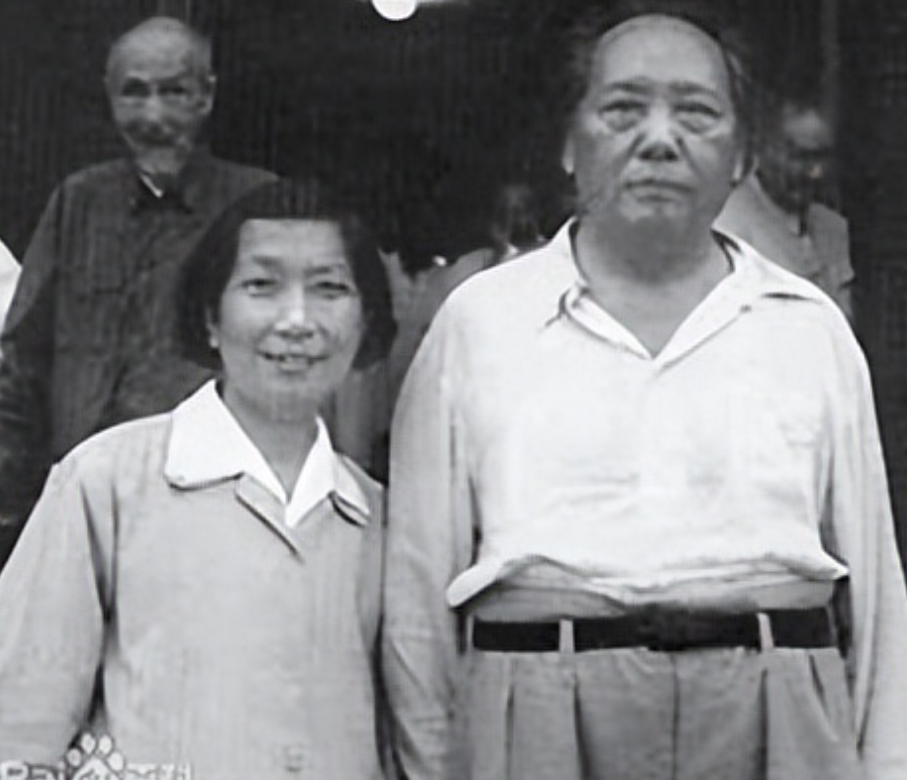 1959年毛主席在长沙请客吃饭，身边站着一个大家从未见过的女子，席间一直在与该女