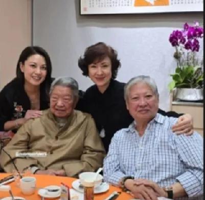 蔡澜，生前最后公开露面，去年与洪金宝夫妇、女星廖碧儿等一群人，一起吃饭，当时蔡澜