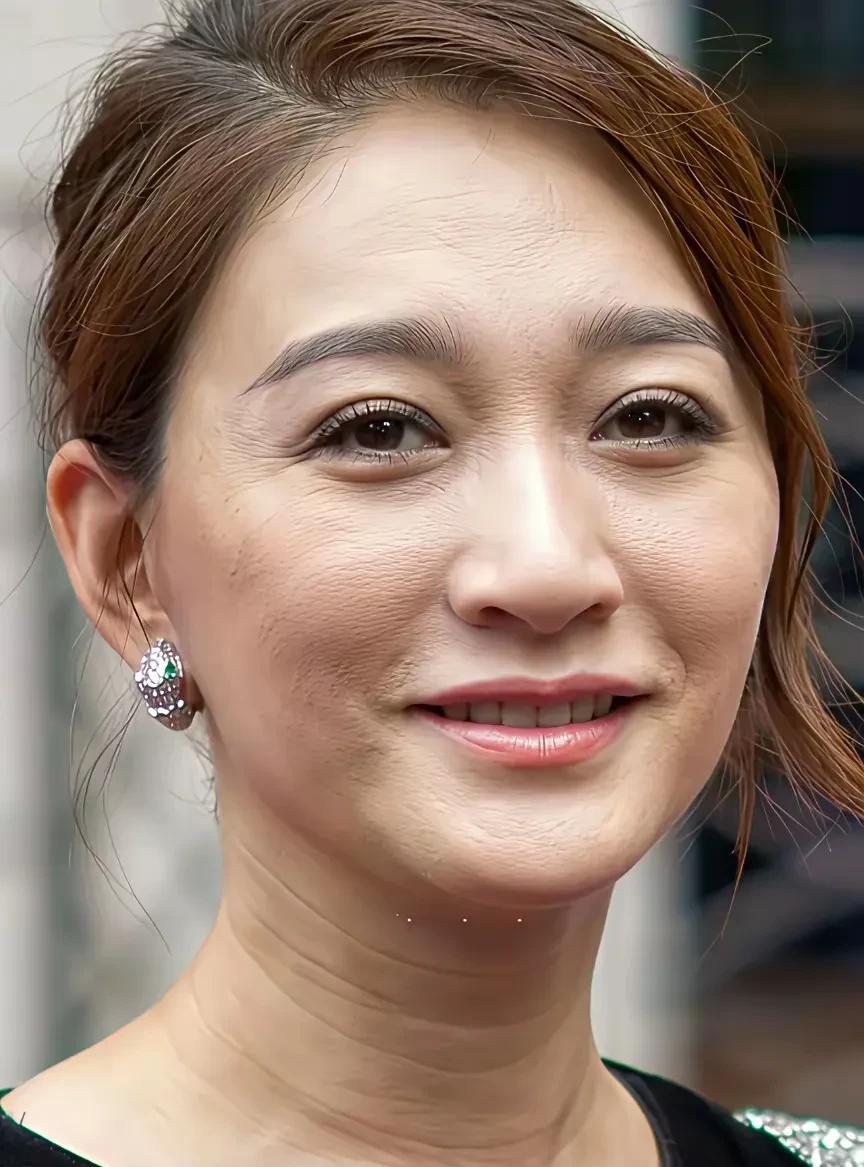 48岁的李小冉素颜底子是真的好！2023年微博“李小冉素颜”话题阅读量有5亿+，