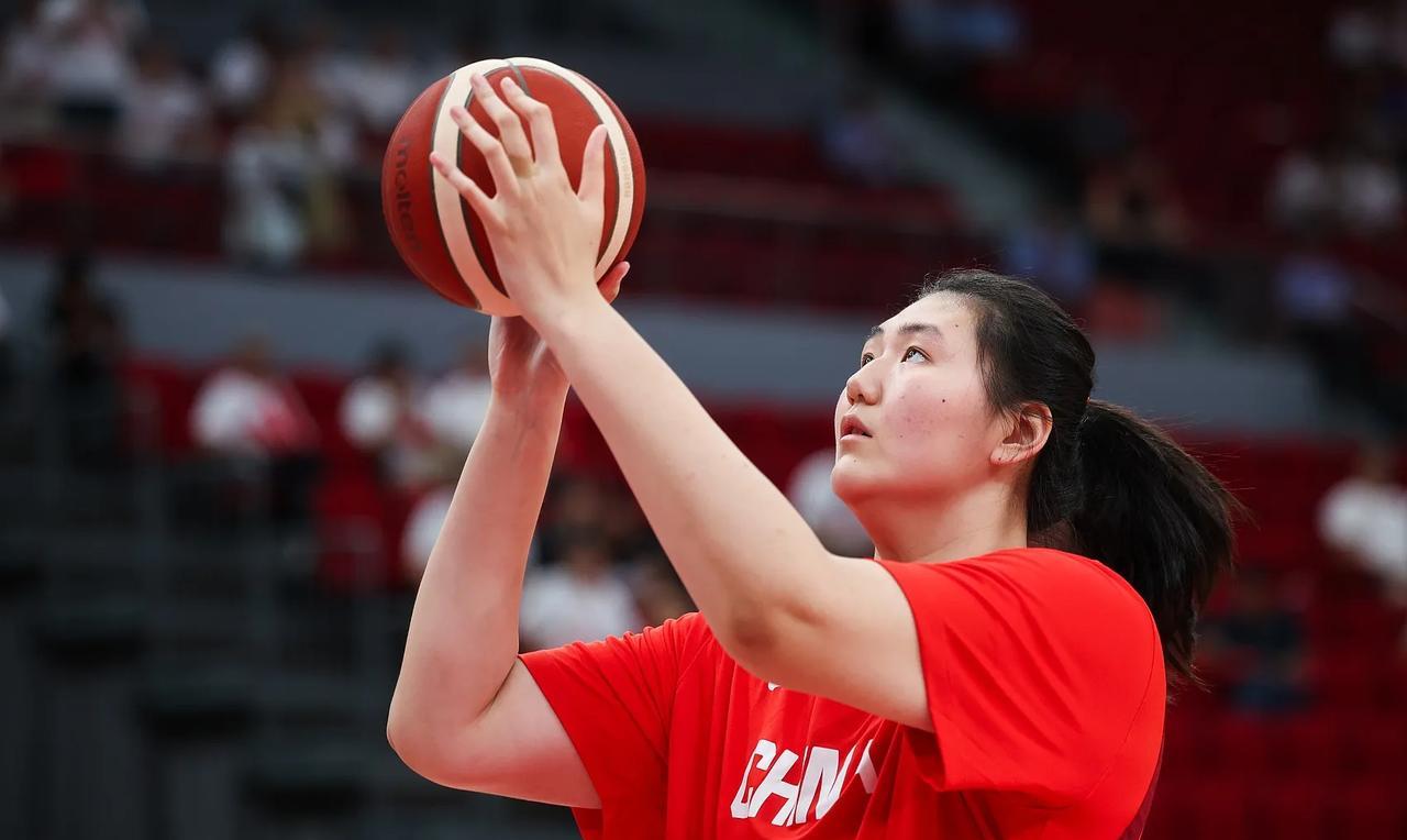 女篮热身赛的韩旭与张子宇，根本不是一个级别！！
韩旭，出战21分钟，12投7中，