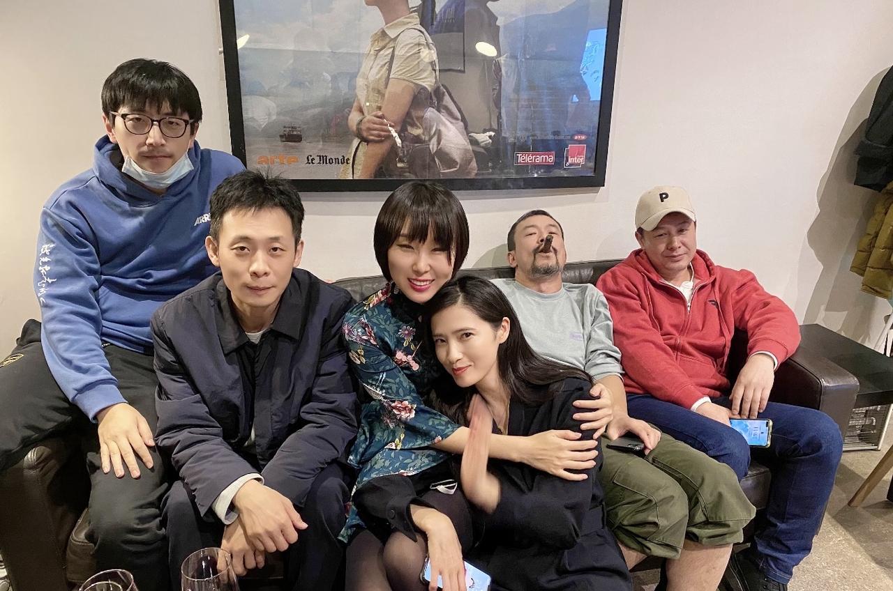 7月24日，电影制片人刘小昭晒出她相册里的旧照，让我们看到了他们可爱温馨的一面。