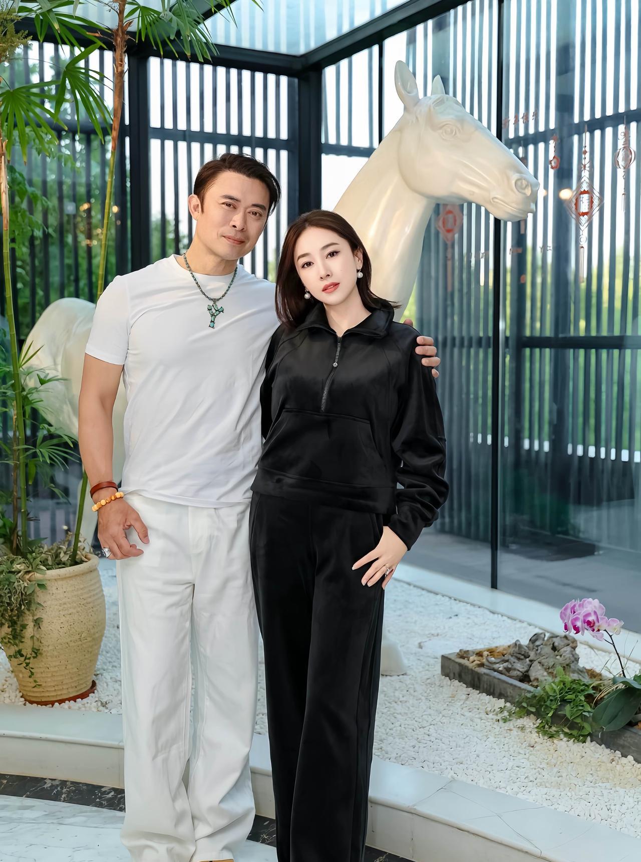 这对夫妻仅差9岁，又是把老婆宠成“两代人”的感觉。
樊少皇与妻子贾晓晨合影，这对