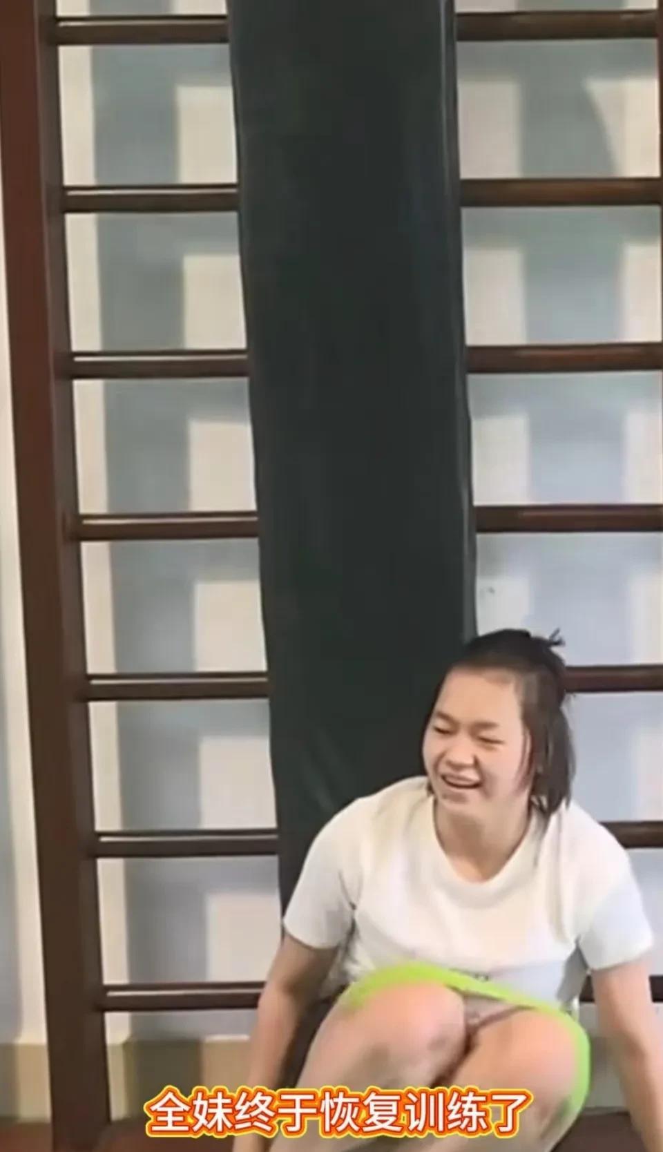 全红婵现身训练场，身材臃肿，与之前判若两人。
此前，全红婵因脚踝和腰部旧伤复发停
