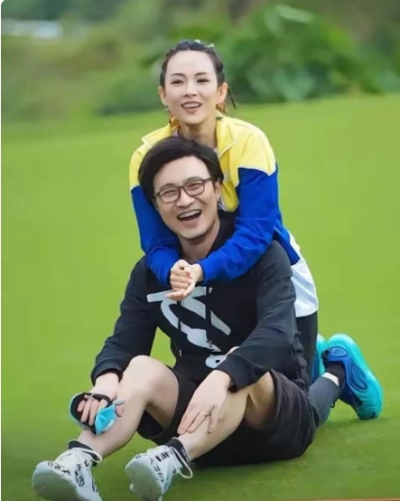 老照片：昔日，汪峰和章子怡婚内的幸福瞬间。汪峰是位奇男子，在婚姻里进进出出，拿的