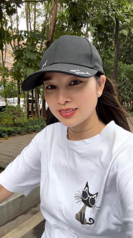 刚才去饺子馆和一位老先生一起吃饺子，两个陌生男子主动与我攀谈，路上回头率极高，让