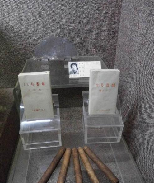 会议室烟雾缭绕，李先念淡定抽雪茄，毛主席开口：先念啊，你抽这么好的烟，也不告诉我