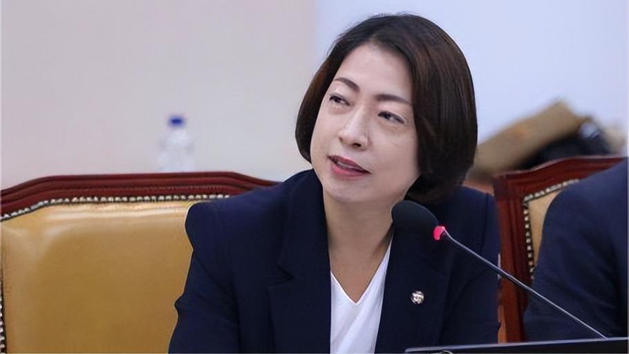 韩国最大在野党表示：“韩国执政党强行更换大选候选人的剧情比韩剧还精彩！“引发热议！