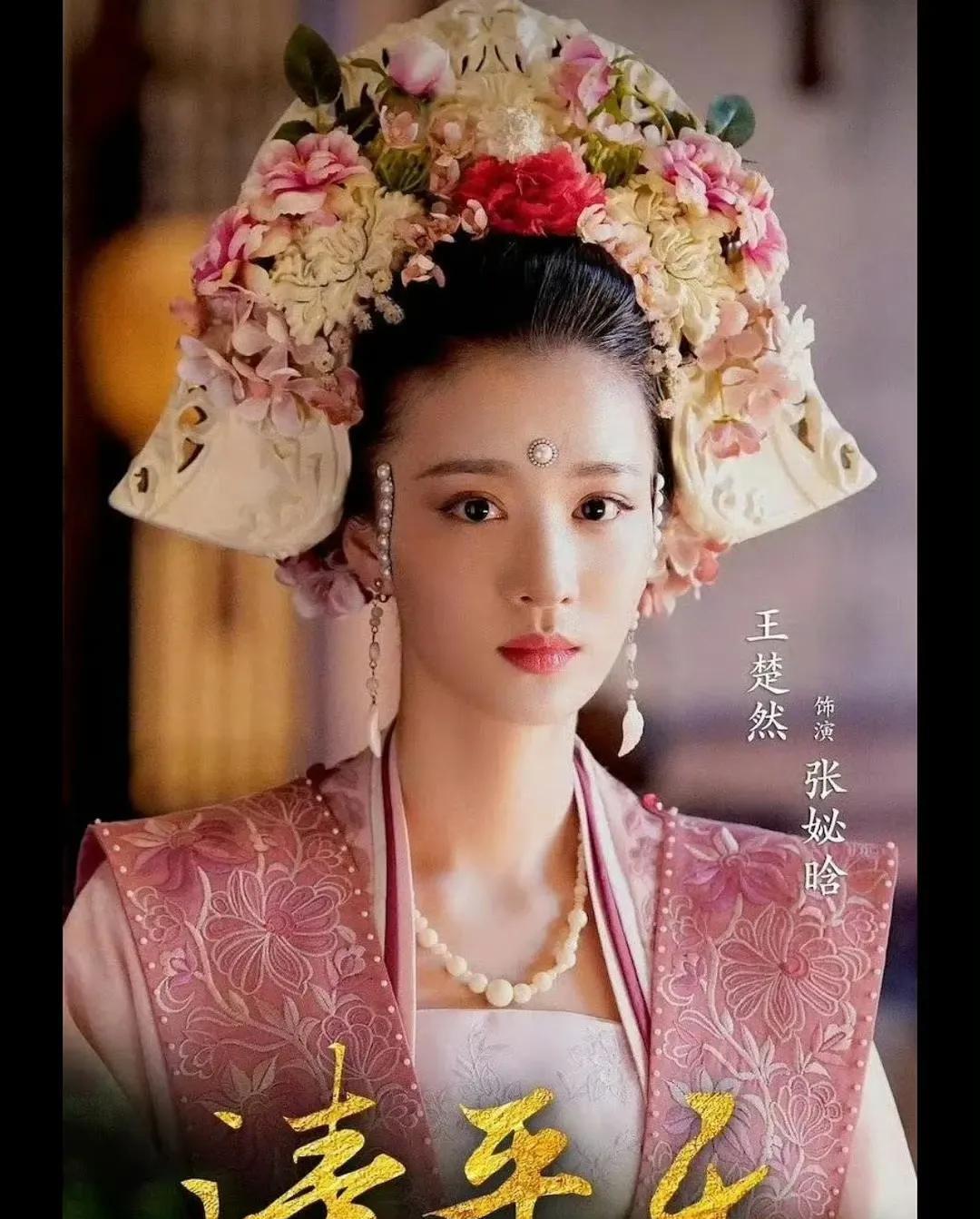 王楚然路人缘这么不好，除了她自己对待同事双标和演技不过关以外。
还有一个原因是她