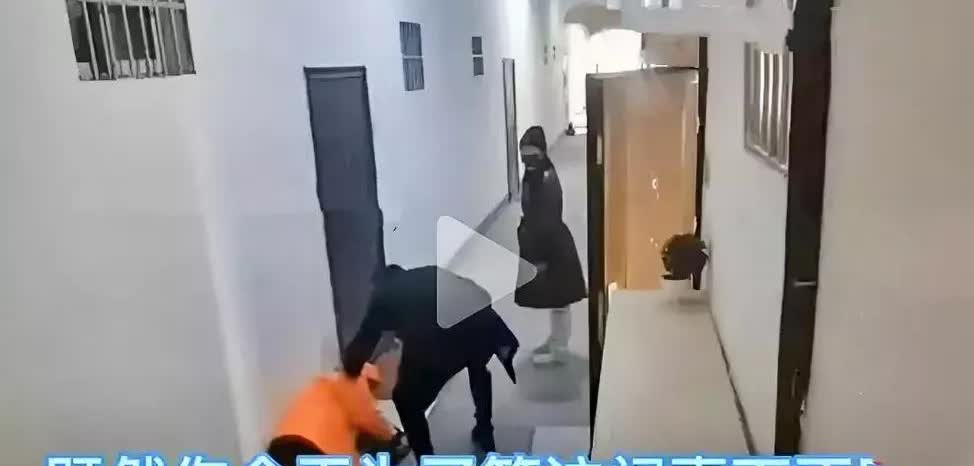 一对情侣遇到清洁工晕倒，男子立即救助，可女子却说:“你要管就别再理我！”男子愣了