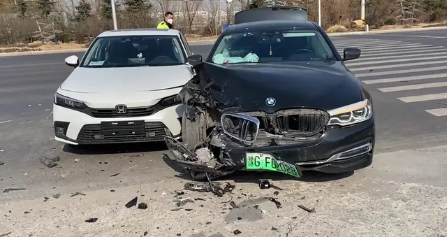 思域这安全性真是牛逼
看到一个思域和大众普遍认为安全性最高的德国纯正血统5系碰撞