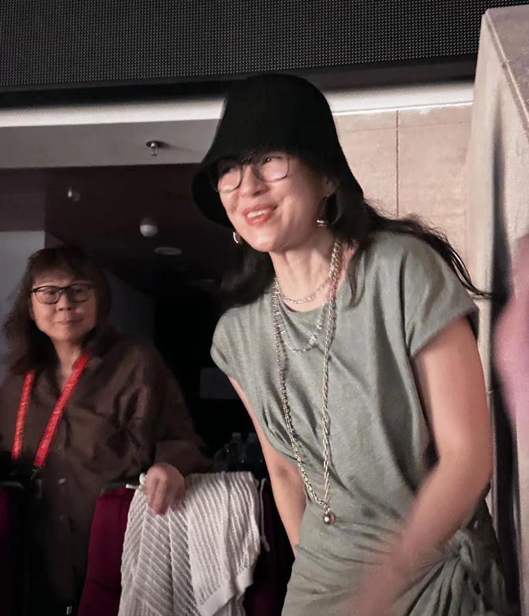 没想到啊！王力宏开演唱会，章子怡都去捧场了……
章子怡穿了一条薄荷绿的连衣裙，气
