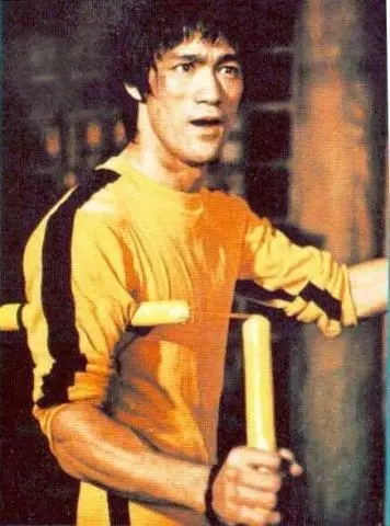 1953年，13岁李小龙跪在叶问面前，想要学咏春拳。61岁叶问叹道：“你走路时脚