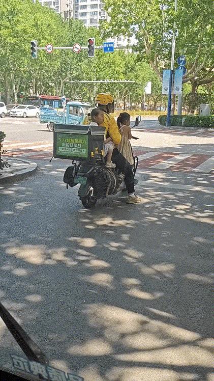 外卖员一边工作一边带娃。