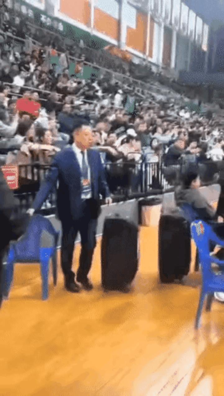 由辽宁男篮撤广厦家属区櫈子说开去……
浙辽半决赛G3赛后，一段辽宁男篮主场工作人