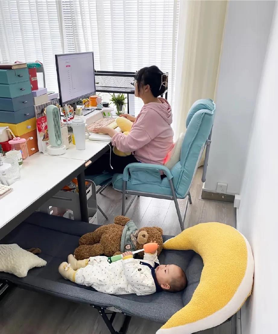 我有个朋友在国企上班，月薪5500，生完孩子后请了个月薪8000的住家保姆照顾孩