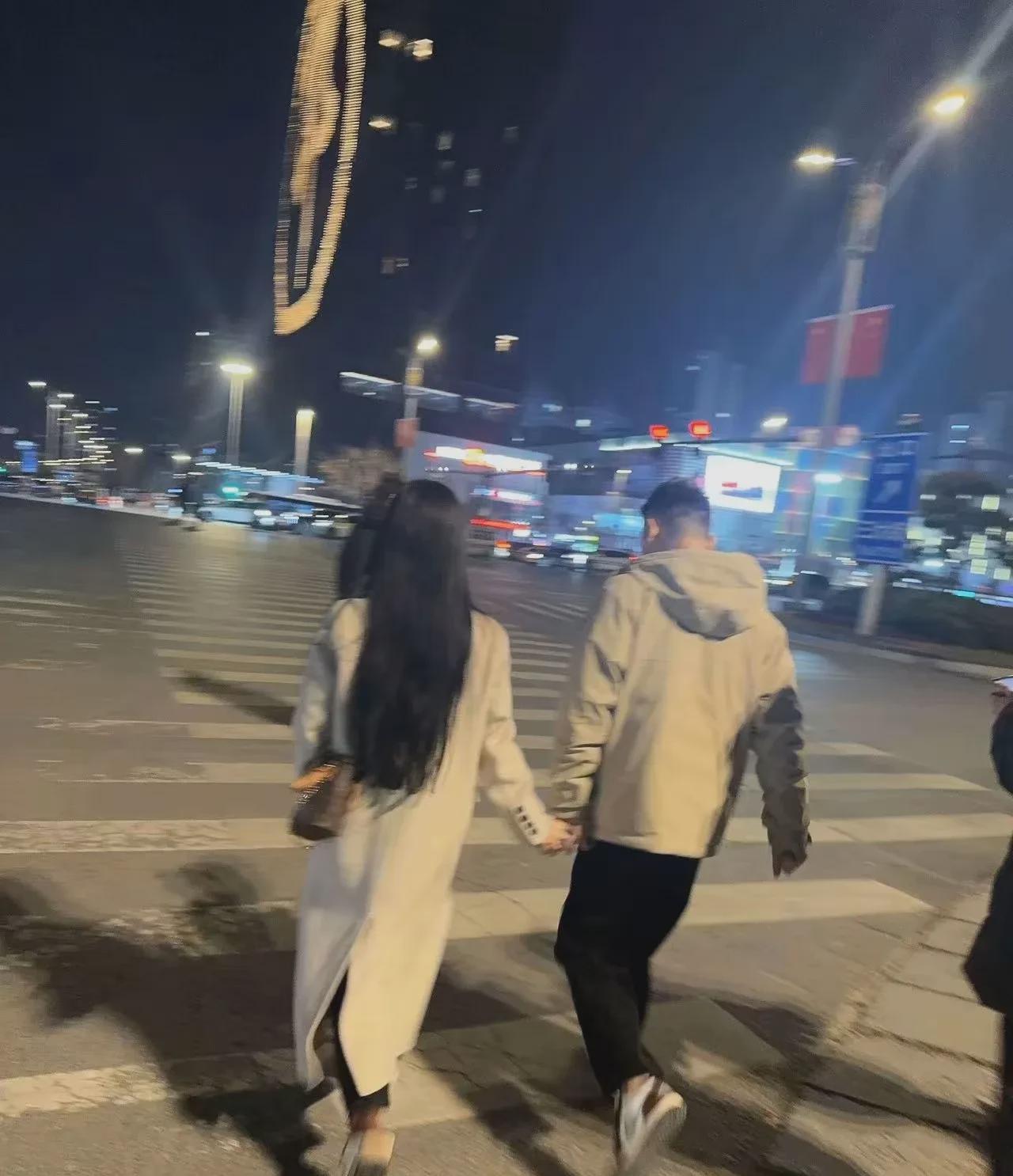 樊小慧前夫发抖音秀恩爱，新女友温柔体贴，前妻心里肯定不是滋味。这事儿闹得沸沸扬扬