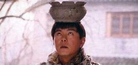朱元璋想找理由杀了沈万三，指着猪蹄子问：“万三，这是什么菜？”沈万三当然知道朱元