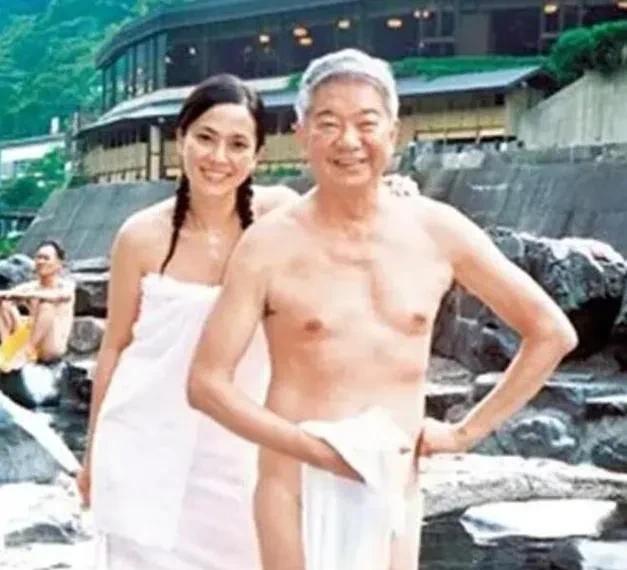 蔡澜年轻时认为有情有义比有钱更能实现人生价值，于是主动推掉了很多送上门稳赚不赔的