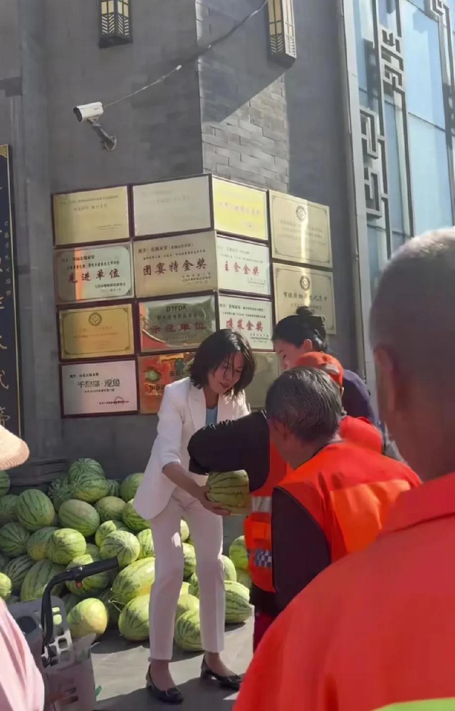 大同餐饮业的良心，北魏田园家宴二姐为内蒙临河遭受水灾的瓜农解困。
不愧是二姐，好