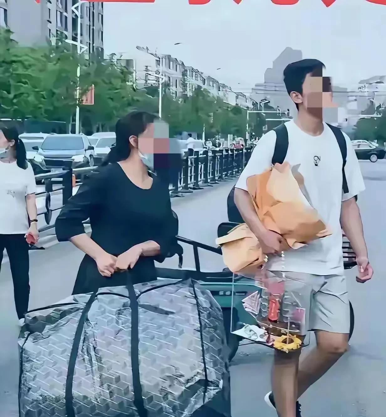 同样是高考考生，反差怎么大？一个一米八几的大个子男生竟然还不如一个小女生！
最近