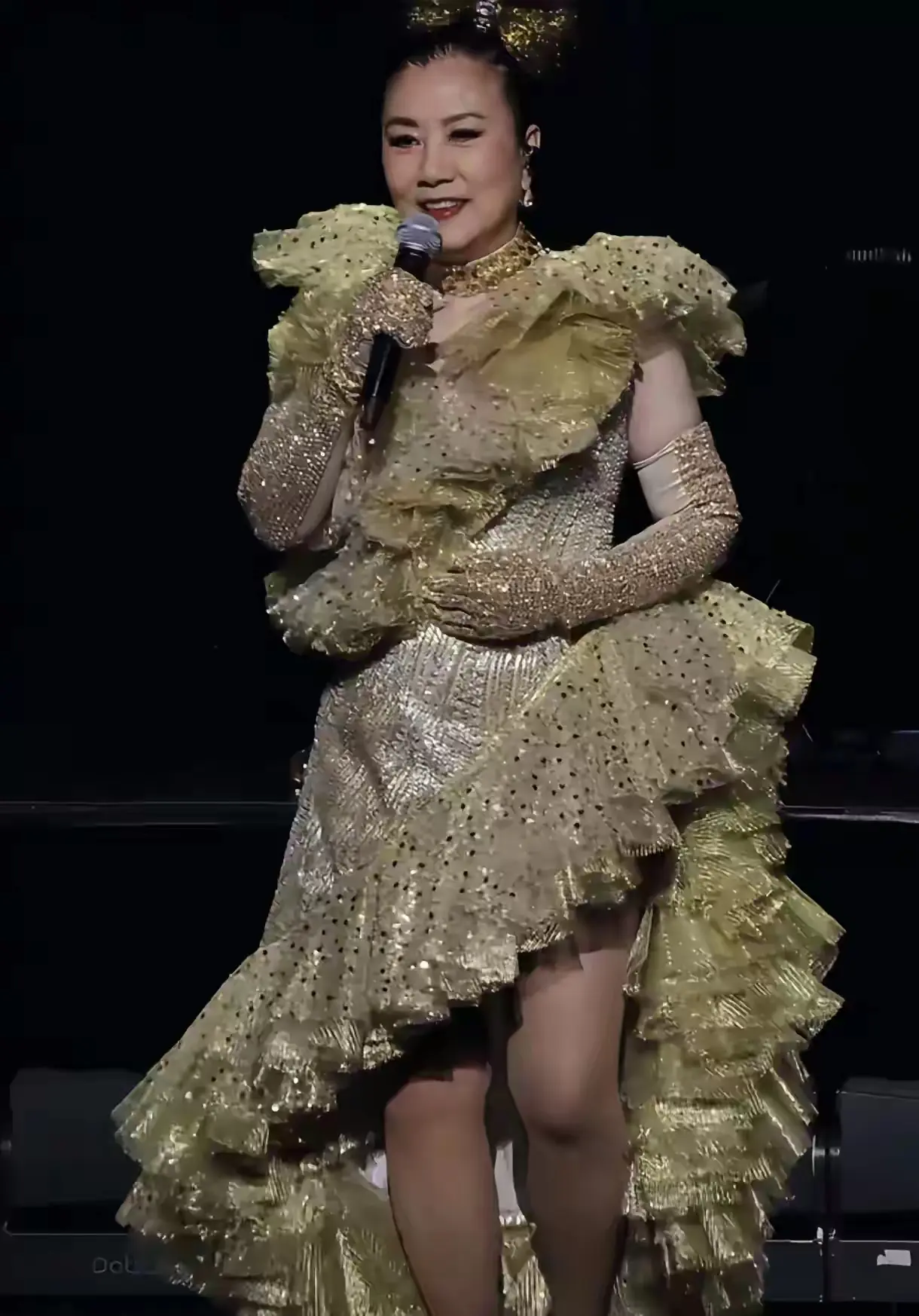汪明荃这是何苦呢，真是尴尬他妈给尴尬开门，尴尬到家了，七老八十满脸褶子，粉都盖不