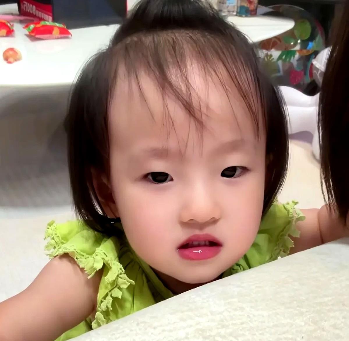 黄一鸣说两岁女儿闪闪是王思聪的，王思聪立马不说话了。

不承认，不否认，连句