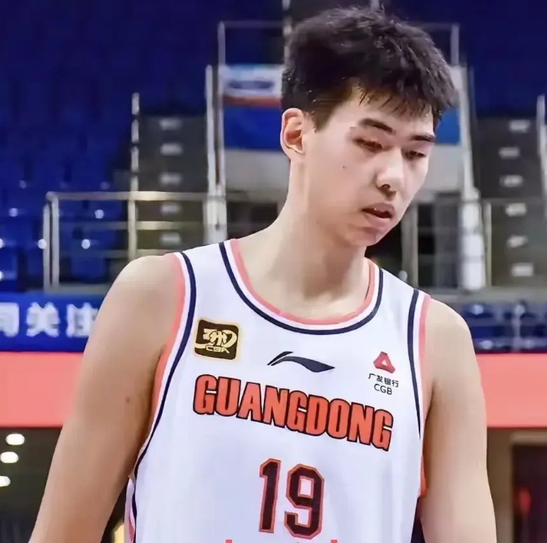 打球成才的两大要素，一是身体二是球商，徐昕身高足够但是力量和运动能力一般，综合看