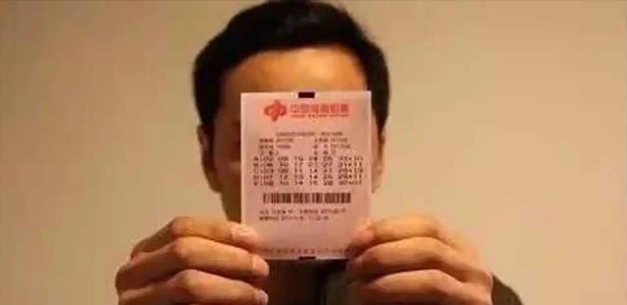 “这就是命啊！”3月25日，陕西西安购买双色球的中奖得主，中得833万，税后到手