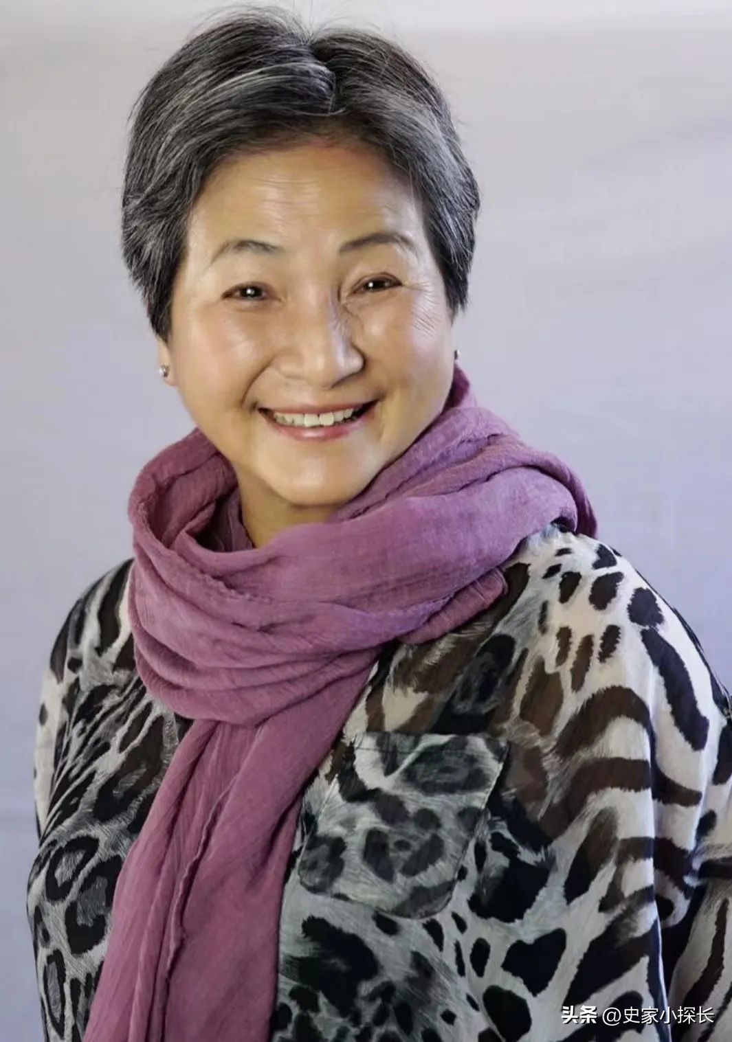 一次，金星采访郑佩佩：“郑佩佩女士，我听说您有四个子女，是吗？”郑佩佩优雅地笑了